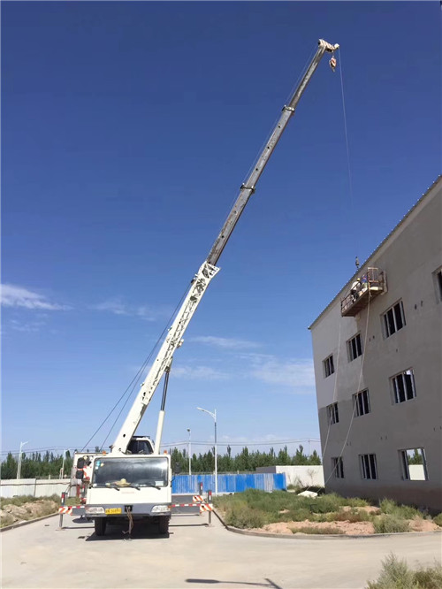 克拉玛依市“轻装强干”—— 吊车的 “轻量化臂架” 技术